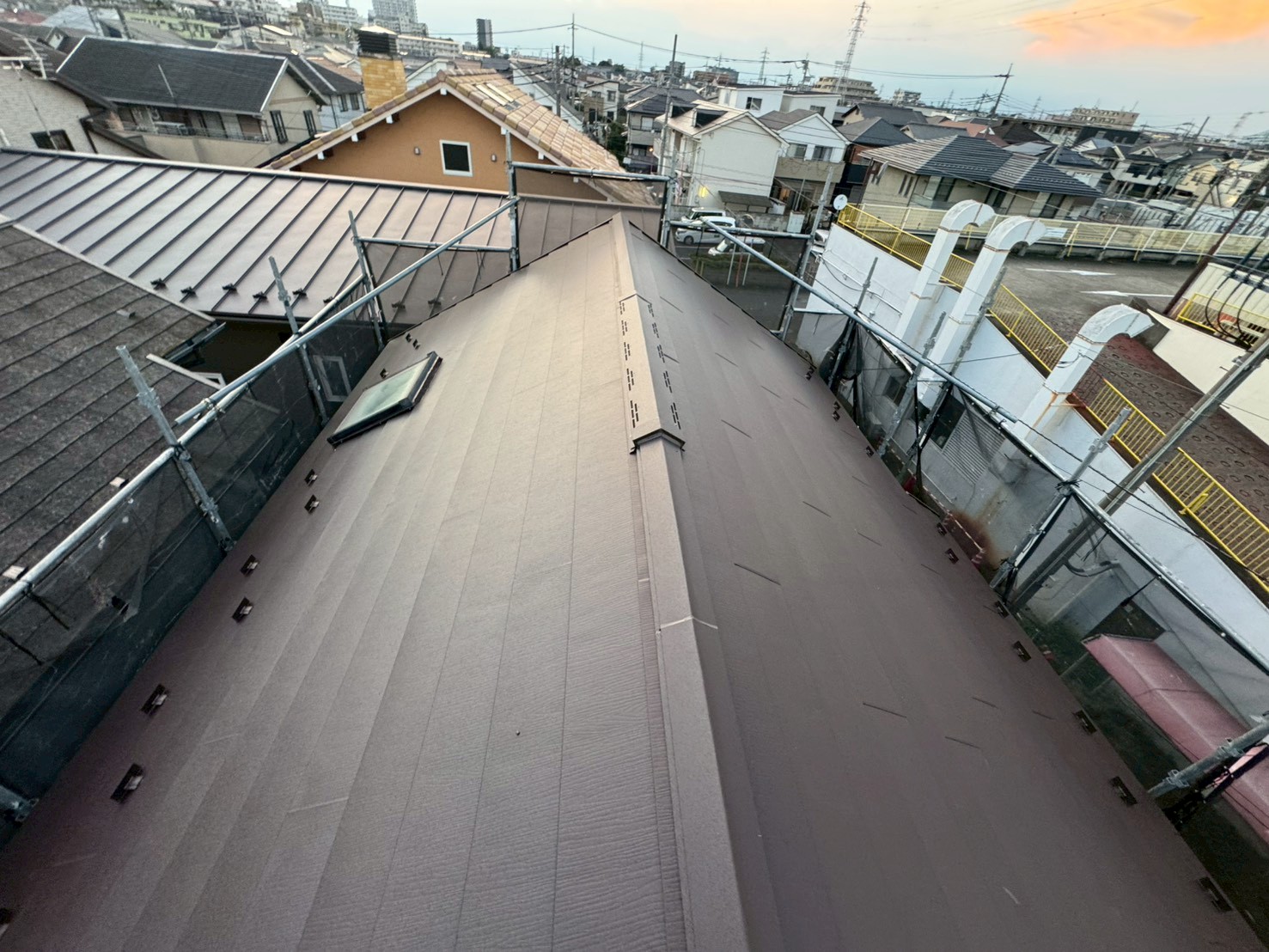 さいたま市北区にて屋根修理〈築20年戸建てスーパーガルテクトへのカバー工法〉