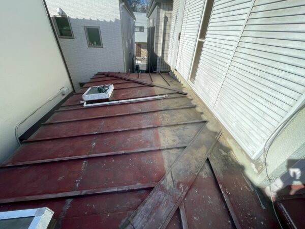 さいたま市大宮区にて雨漏り修理・屋根修理〈天窓からの雨漏り・葺き替え工事〉の施工前写真