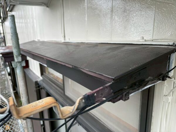 さいたま市北区にて屋根修理〈トタン屋根の板金カバー・軒天補修〉の施工前写真