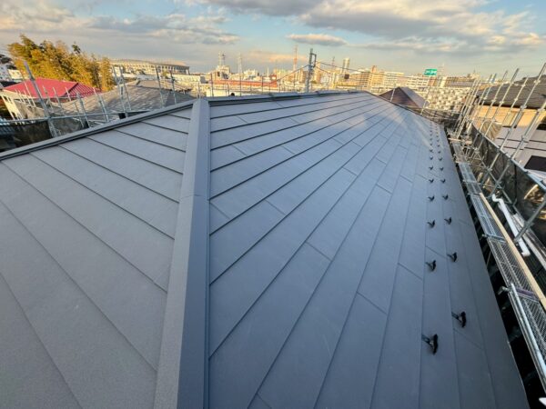 さいたま市西区にて屋根修理〈アパート屋根のカバー工法〉の施工後写真