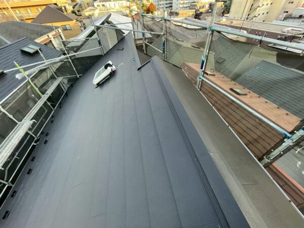 さいたま市西区にて雨漏り修理〈カバー工法＋下屋葺き替え工事〉の施工後写真
